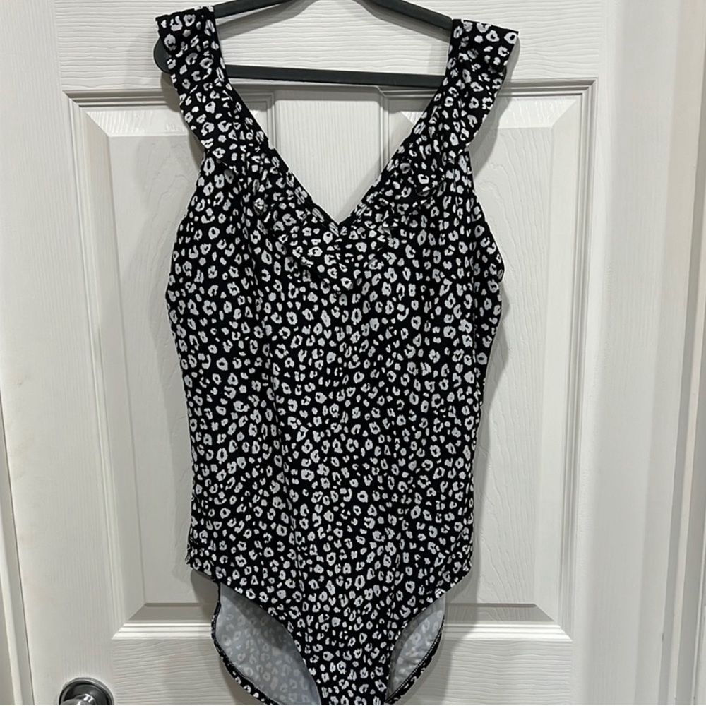Chic Black and White Leopard Print One Piece Swimsuit